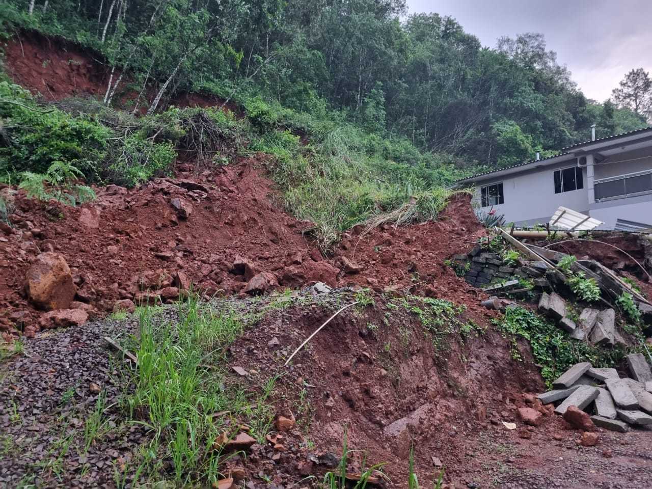Três famílias de Aratiba precisam deixar casas devido a deslizamentos
