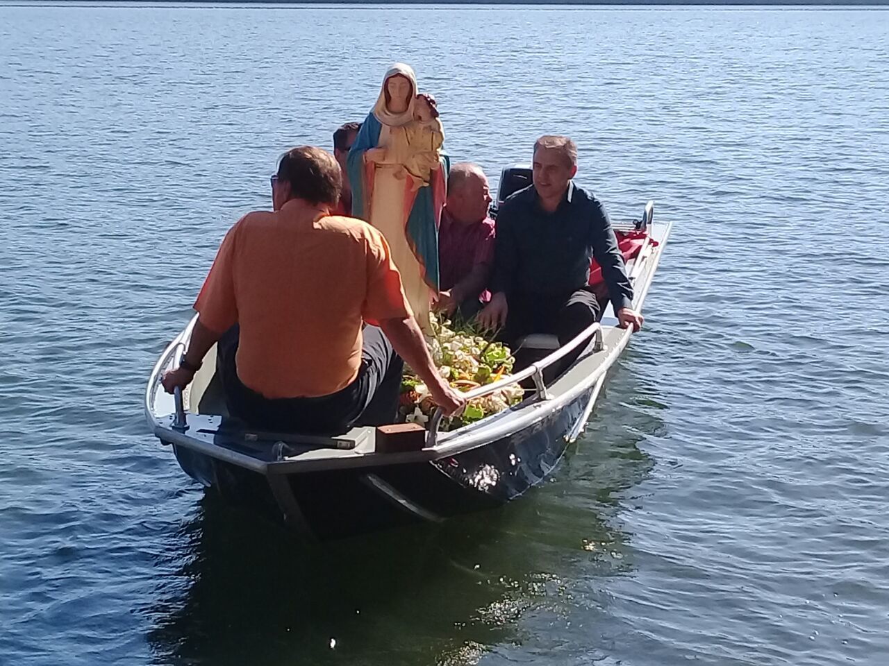 Fiéis celebram a Fé em Nossa Senhora dos Navegantes.