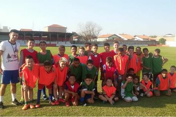 Criançada feliz com coletes novos