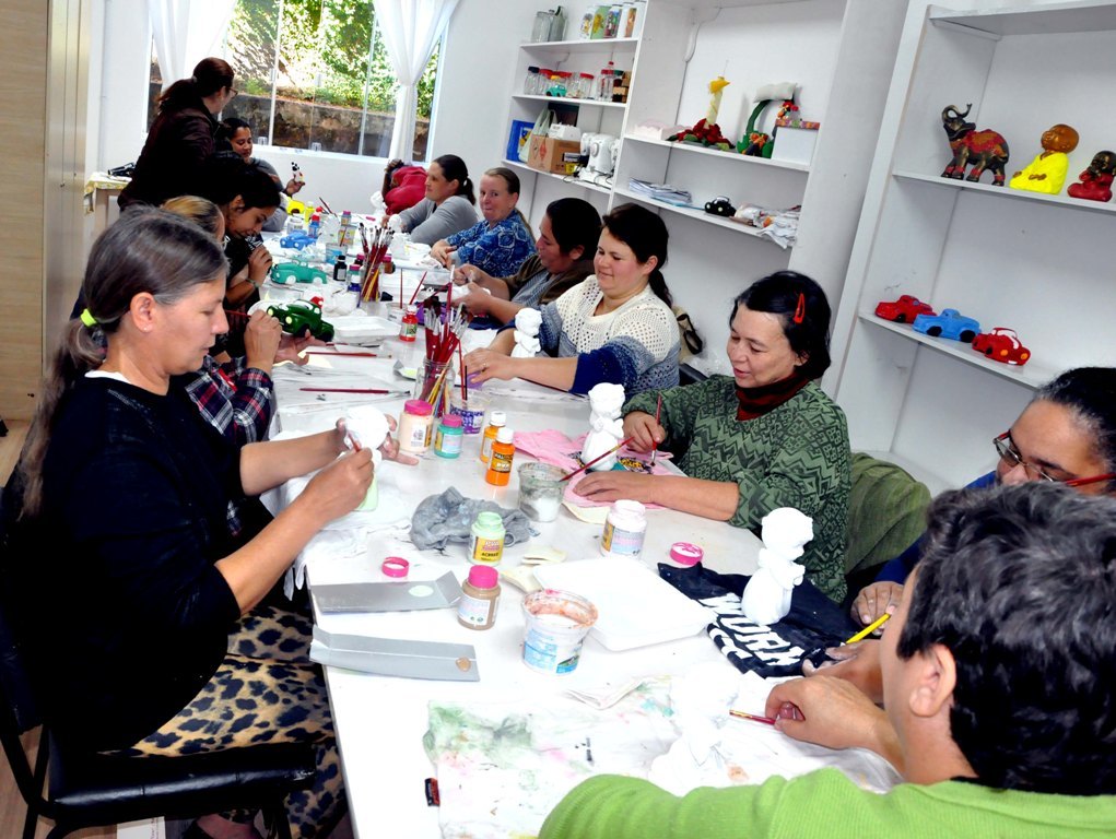 Programa em Aratiba capacita mulheres para técnica de pintura em gesso