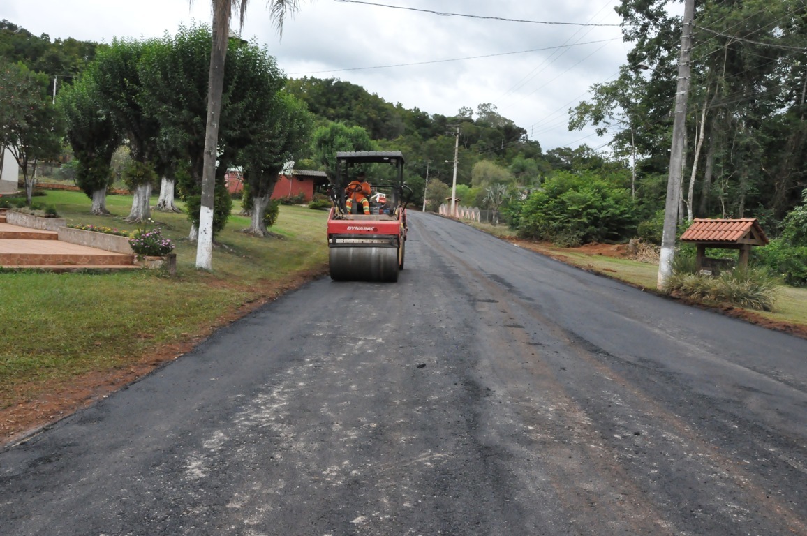 Comunidade de Aratiba recebe obras de pavimentação asfáltica