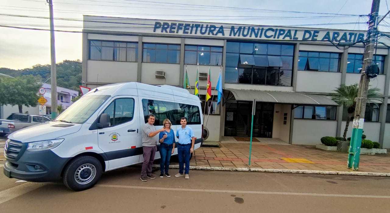 Secretaria de Educação investe em transporte escolar com aquisição de nova van