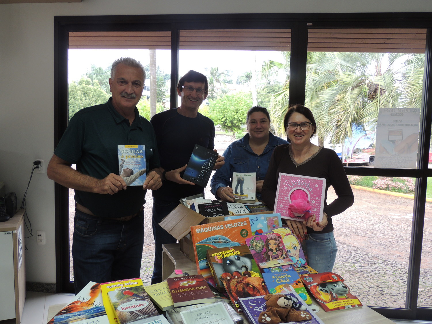 Governo Municipal entrega novos livros para Biblioteca