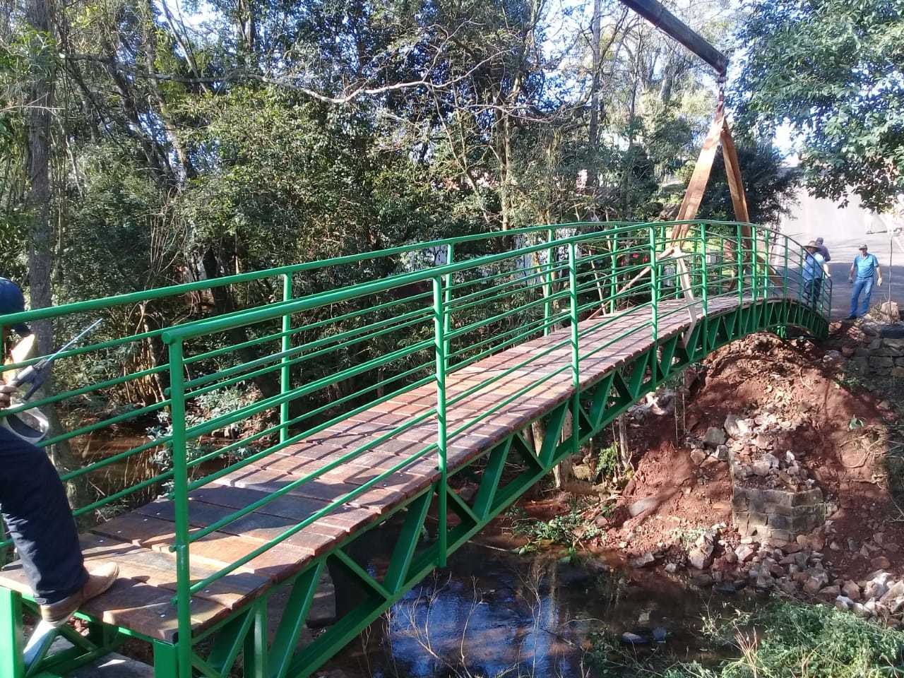 Rio Novo conta com Passarela em estrutura metálica.