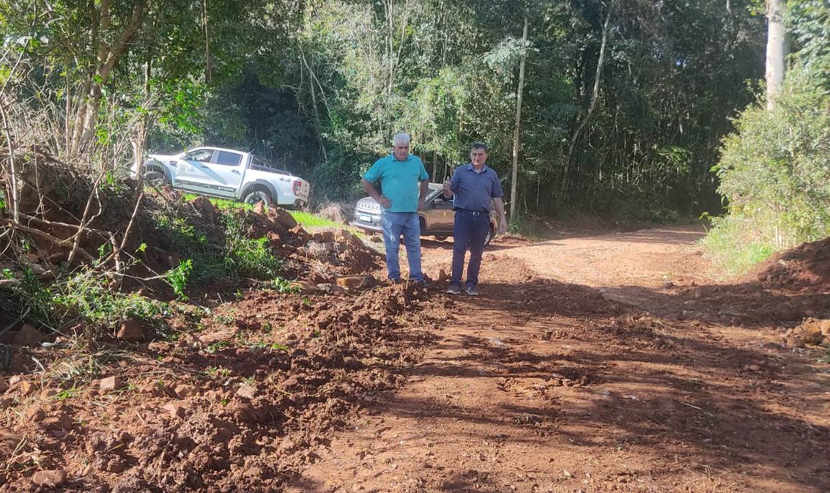 Prefeito em exercício e secretário de obras acompanham trabalhos em estradas do interior de Aratiba