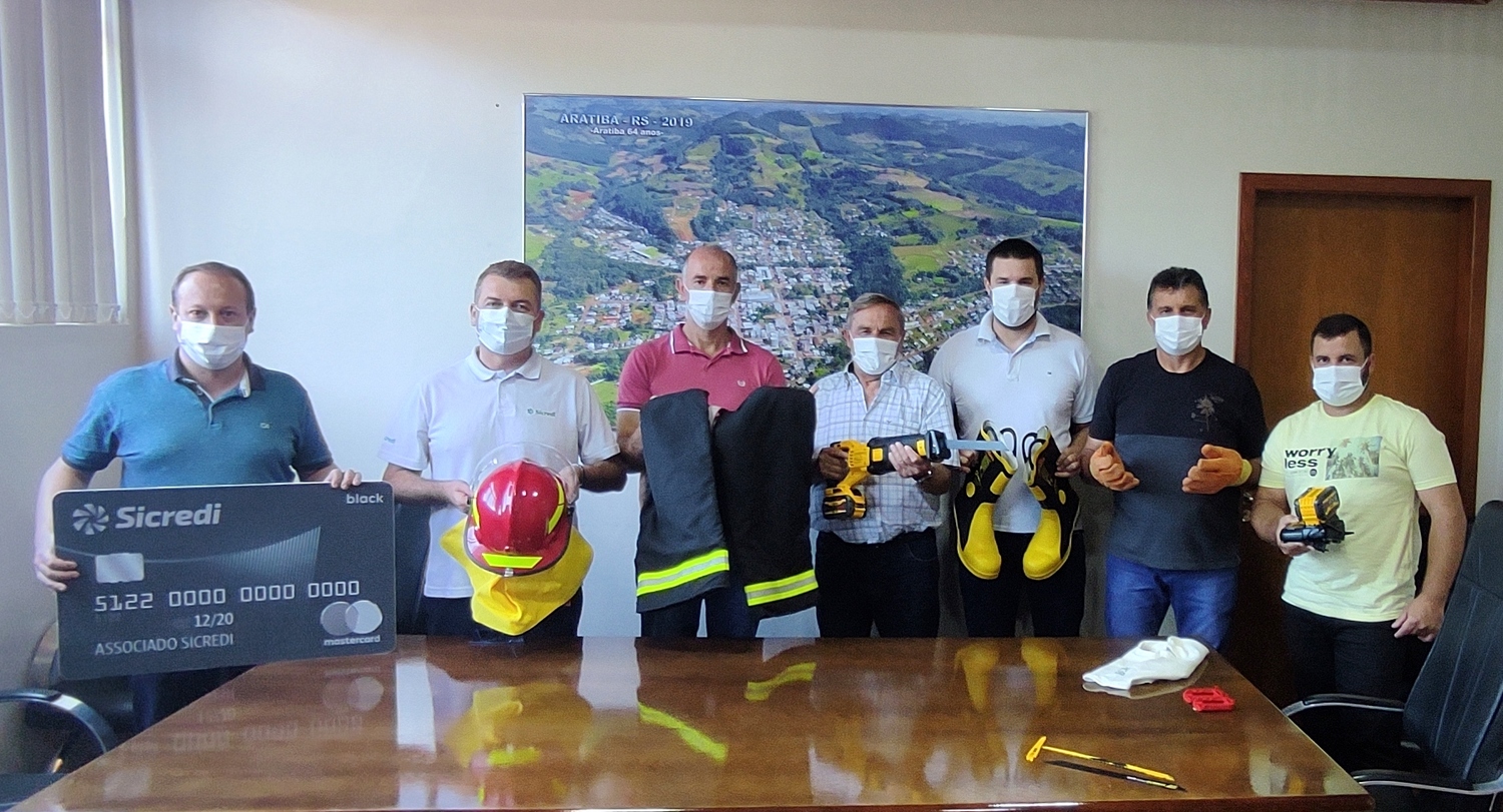 Bombeiros voluntários de Aratiba recebem doação do Sicredi