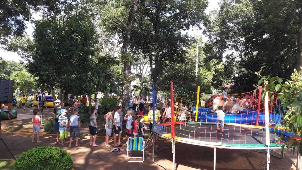 Brinquedos infláveis e mateada garantiram a diversão do fim de semana em Aratiba.