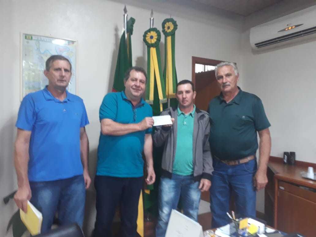 Agricultor recebe incentivo do Governo Municipal.