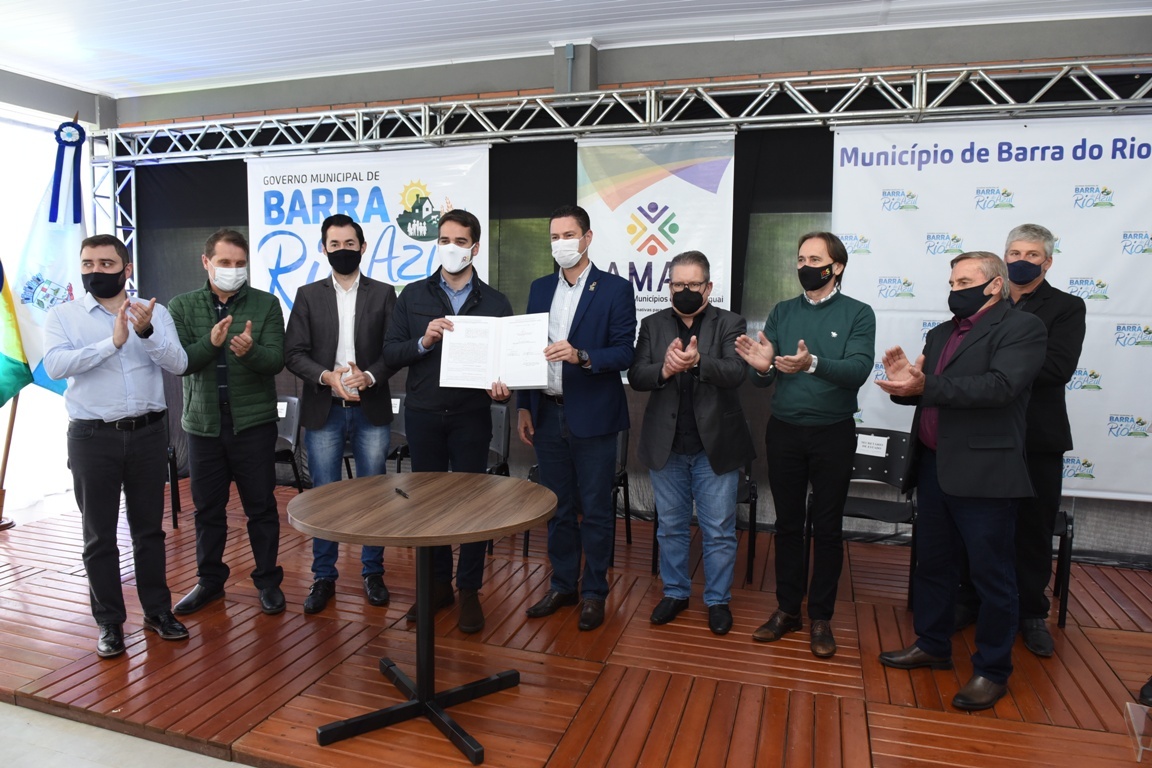 Prefeito e vice participam de encontro regional com o governador