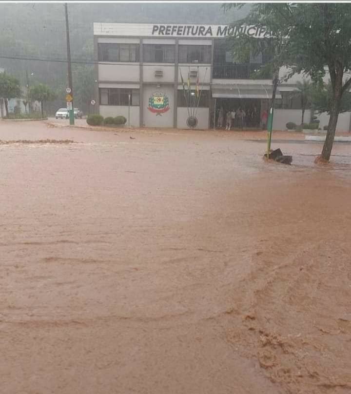 Rios transbordam e atingem cidade de Aratiba