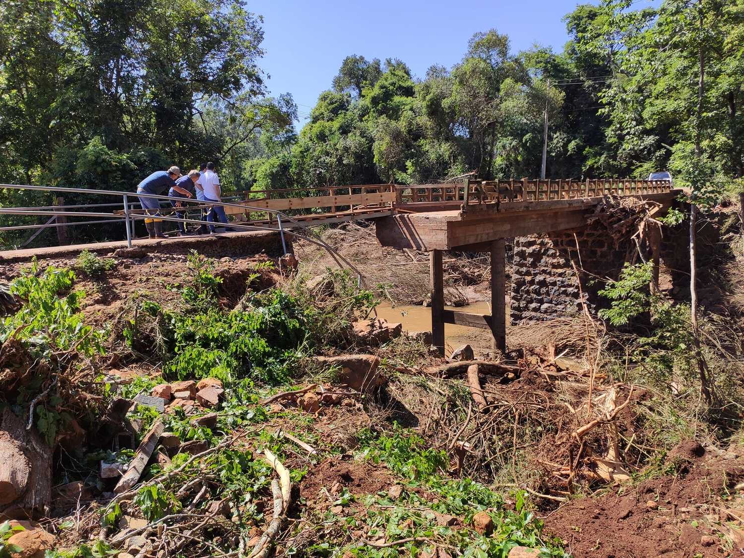Prefeituras avaliam estragos em ponte que liga Aratiba e Três Arroios