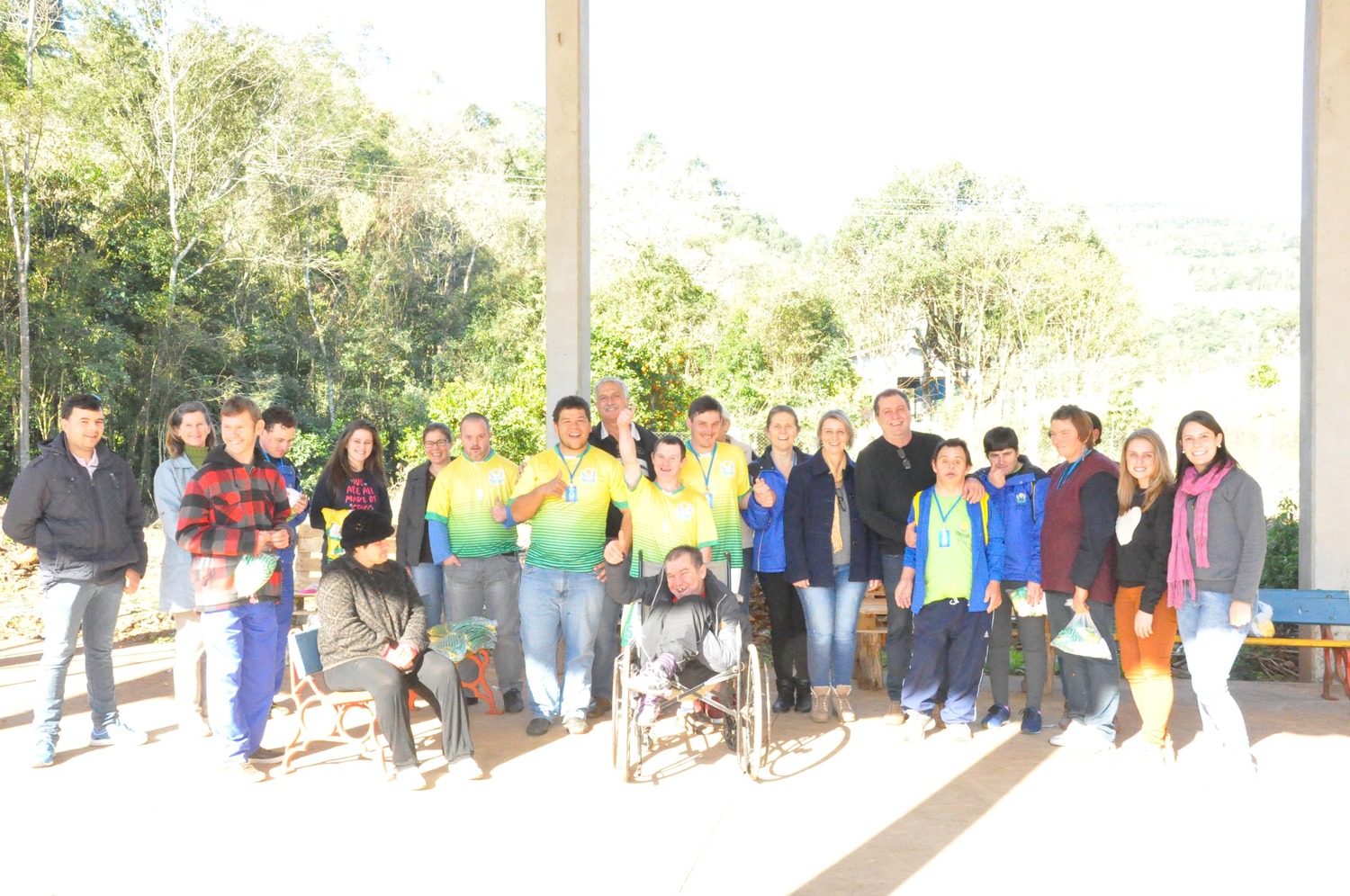 APAE Aratiba recebe do Poder Público Municipal terno esportivo.