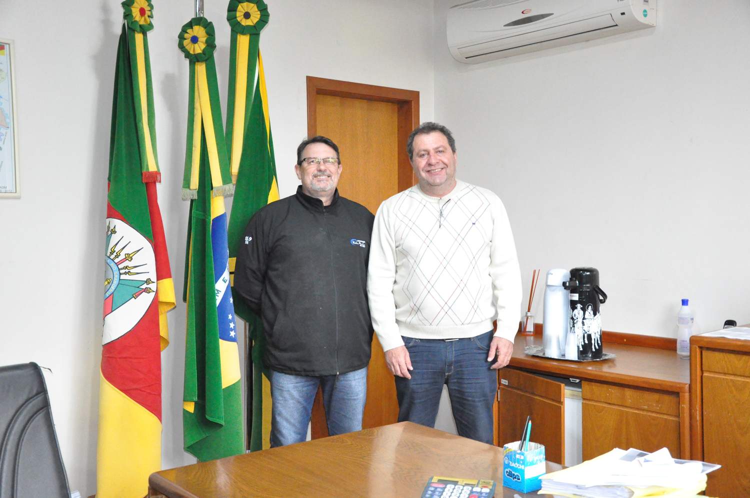 Prefeito Granzotto recebeu em seu gabinete Diretor Geral da Rádio Nova Onda.
