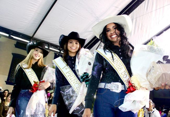 É OFICIAL! Nossa Rainha e princesas foram coroadas.